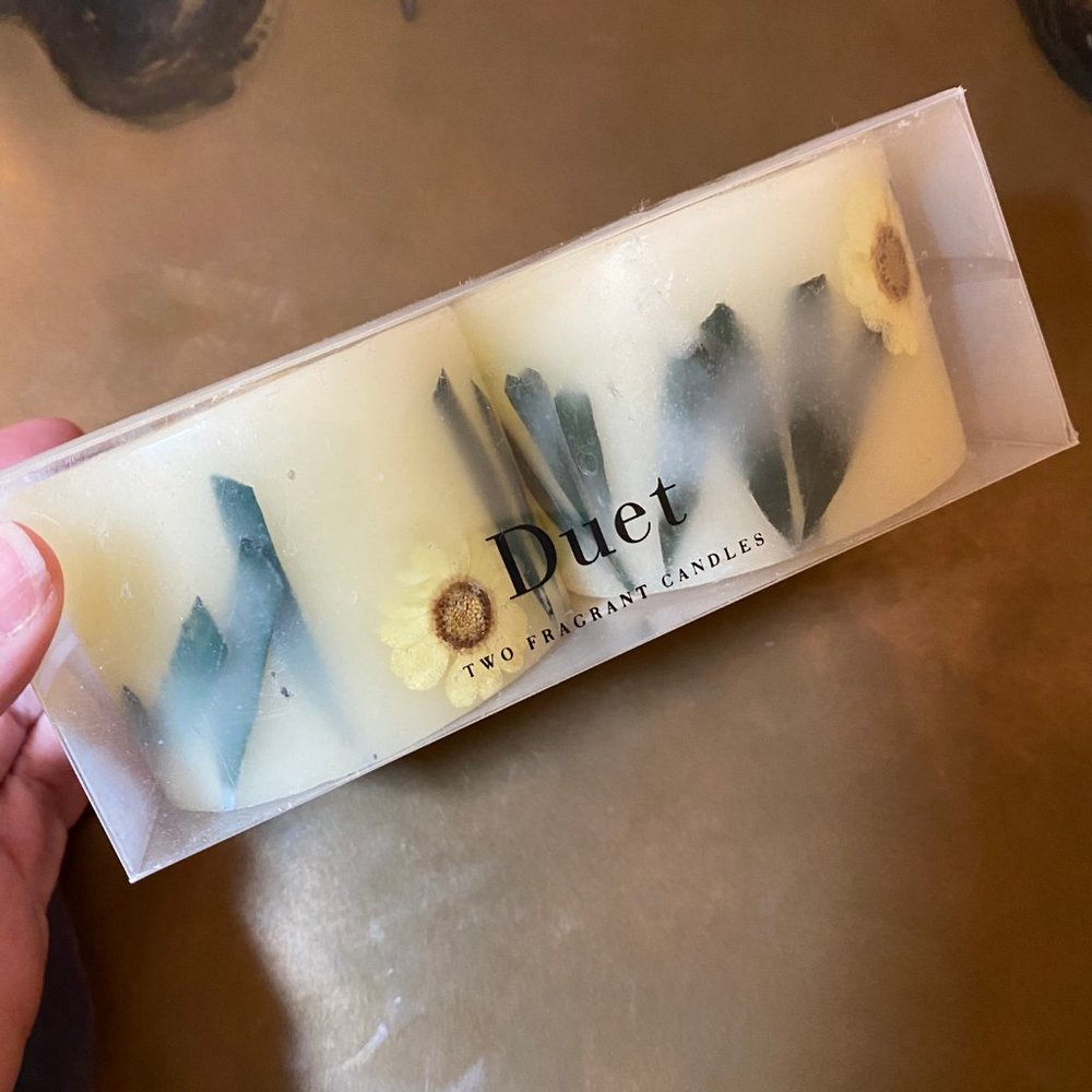 REAL Flowers Botanical Fragrant Candles 2 NWT daisy RARE Unique Set of 2!